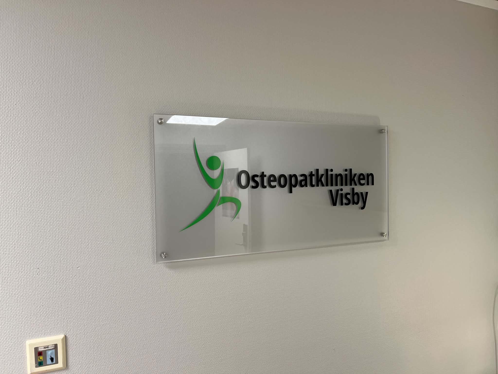 Logotyp för Osteopatkliniken Visby i väntrummet
