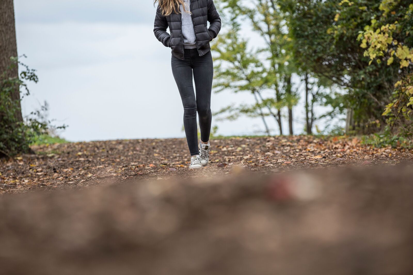 Person som promenerar på stig i naturen, egenvård vid ryggsmärta